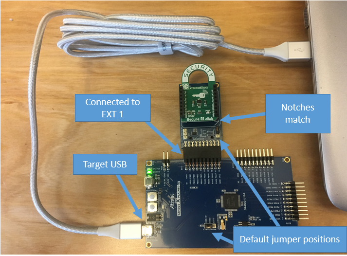 带有标有 “Target USB” 的 USB 电缆的试验板，连接到标有 “已连接到 EXT 1” 的外部设备，缺口与默认跳线位置相匹配。