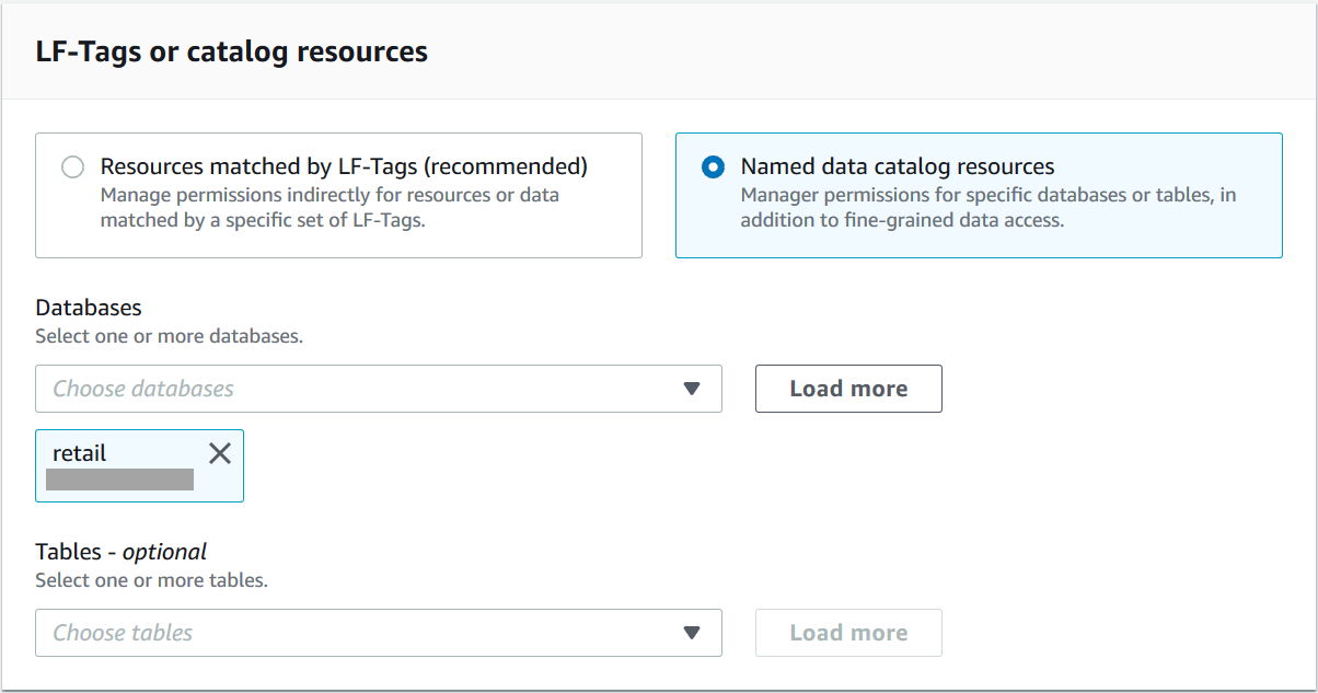 
                        LF-Tags 或目录资源部分包含两个水平排列的磁贴，其中每个磁贴都包含一个选项按钮和描述性文本。这些选项包括与 LF-Tags 匹配的资源和命名数据目录资源。瓷砖下面是两个下拉列表：数据库和表格。“数据库” 下拉列表中有一个磁贴，其中包含所选数据库名称。
                     