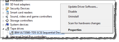
						Windows 设备管理器屏幕，磁带驱动器快捷菜单显示属性选项。
					