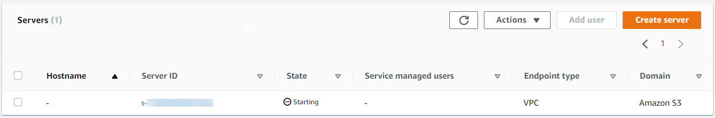 
                                控制台屏幕截图显示 “服务器” 页面，其新服务器 ID 的状态为 “正在启动”。
                            